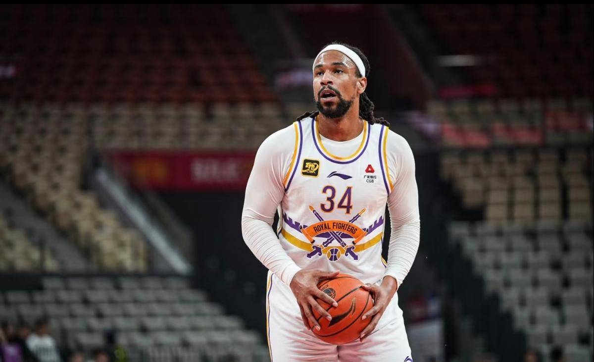 包含广东宏远训练开放日，今晨止住颓势引欢呼，意甲在即，年轻球员得到机会的词条